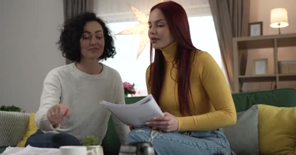 Zwei Junge Kaukasische Studentinnen Sitzen Hause Mit Ihrem Mentor Professor — Stockvideo