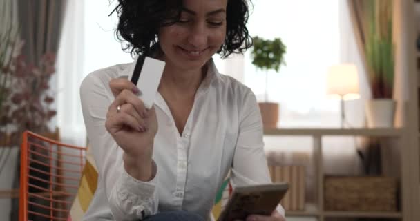 Egy Felnőtt Kaukázusi Otthon Boldog Mosoly Hold Bank Hitelkártya Mobiltelefon — Stock videók