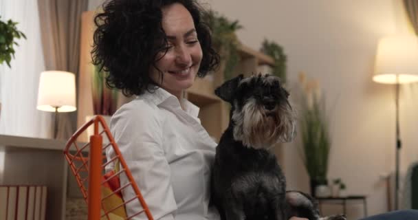 Retrato Adulto Caucasiano Mulher Madura Fêmea Com Cão Estimação Casa — Vídeo de Stock