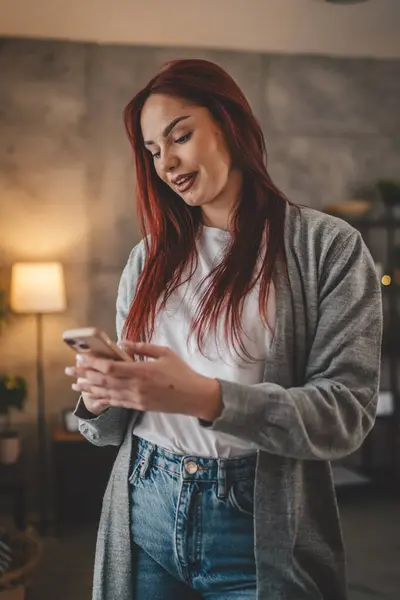 Mujer Joven Hogar Utilizar Teléfono Móvil Sms Mensajes Texto Navegar — Foto de Stock