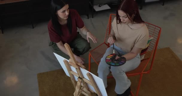 Dvě Mladé Ženy Ženské Přátele Nebo Žena Jejím Učitelem Umění — Stock video