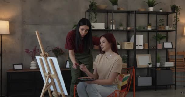 Twee Jonge Vrouwen Vrouwelijke Vrienden Vrouw Met Haar Mentor Kunst — Stockvideo
