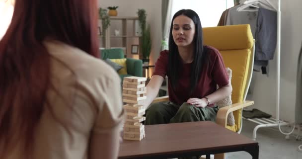 Két Fiatal Nők Testvérek Barátok Játszani Társasjáték Otthon — Stock videók