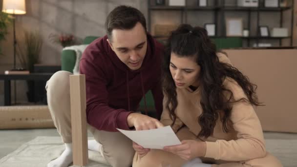 Ungt Par Bevæger Sig Lejlighed Bære Samling Møbler – Stock-video