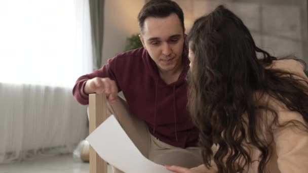 Pasangan Muda Bergerak Apartemen Baru Membawa Perabotan Perakitan — Stok Video