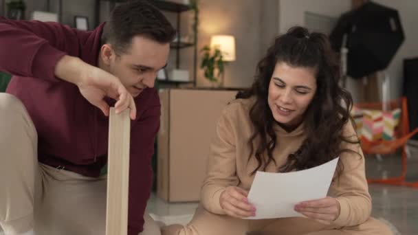 Jeune Couple Déménageant Dans Nouvel Appartement Transporter Des Meubles Assemblage — Video