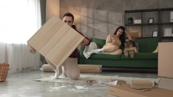 Jong Paar Verhuizen Nieuw Appartement Dragen Assemblage Meubels — Stockvideo