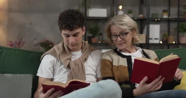 Matka Nastoletni Syn Mężczyzna Kobieta Siedzą Domu Kanapie Czytają Książkę — Wideo stockowe
