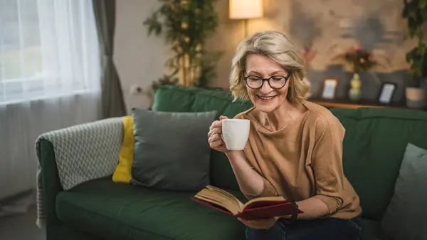 One Woman Mature Caucasian Female Read Book Home Wear Eyeglasses — Stock Photo, Image