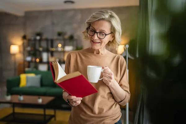 Yetişkin Bir Beyaz Kadın Evde Kitap Okuyor Gözlük Takıyor — Stok fotoğraf