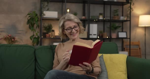 Egy Érett Kaukázusi Olvasni Könyvet Otthon Visel Szemüveget — Stock videók