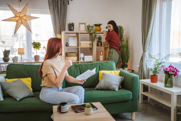 Twee Vrouwen Zusters Vrienden Huisgenoten Thuis Appartement Aan Sluiten Installeren — Stockfoto