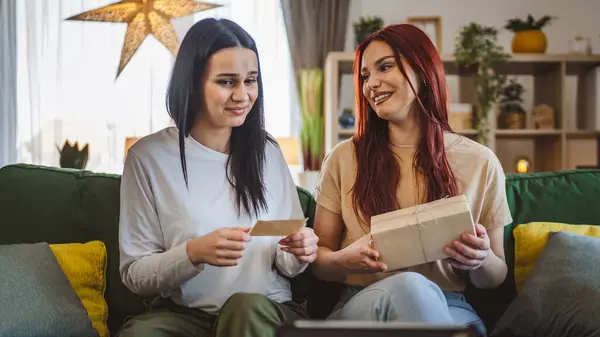 Duas Mulheres Adolescentes Amigos Irmãs Recebem Presentes Caixa Cartão Leitura — Fotografia de Stock