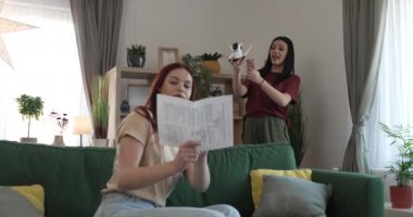 İki kız kardeş ya da arkadaş evde oda arkadaşı bağlanıyor ve güvenlik kamerası yerleştiriliyor.