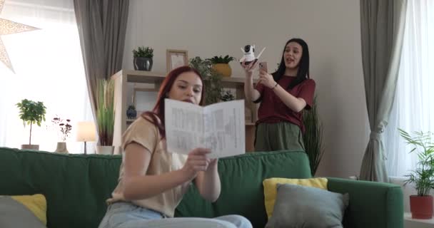 Две Женщины Сестры Друзья Соседи Комнате Дома Подключить Установить Камеры — стоковое видео