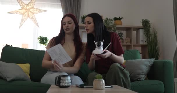 Две Женщины Сестры Друзья Соседи Комнате Дома Подключить Установить Камеры — стоковое видео