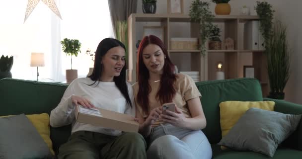 ホームオープンポストパッケージボックスで2人の女性10代の若い女性 — ストック動画