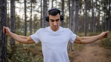 Bir erkek beyaz erkek sporcu ormanda doğada koşuyor ya da sonbaharda ya da yaz günlerinde spor yapıyor spor yapıyor spor yapıyor sağlıklı yaşam tarzı kavramı gerçek insanlar mekanı kopyalıyor.