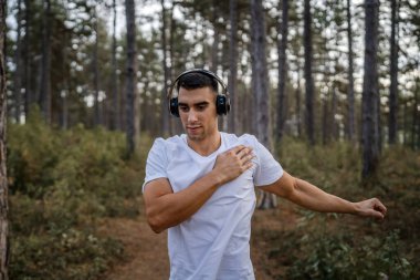 Bir erkek beyaz erkek sporcu ormanda doğada koşuyor ya da sonbaharda ya da yaz günlerinde spor yapıyor spor yapıyor spor yapıyor sağlıklı yaşam tarzı kavramı gerçek insanlar mekanı kopyalıyor.