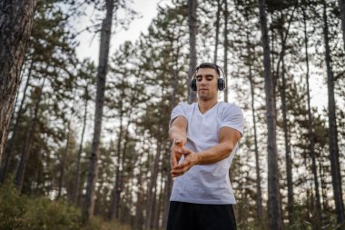 Bir erkek beyaz erkek sporcu ormanda doğada koşuyor ya da sonbaharda ya da yaz günlerinde spor yapıyor spor yapıyor spor yapıyor sağlıklı yaşam tarzı kavramı gerçek insanlar mekanı kopyalıyor.