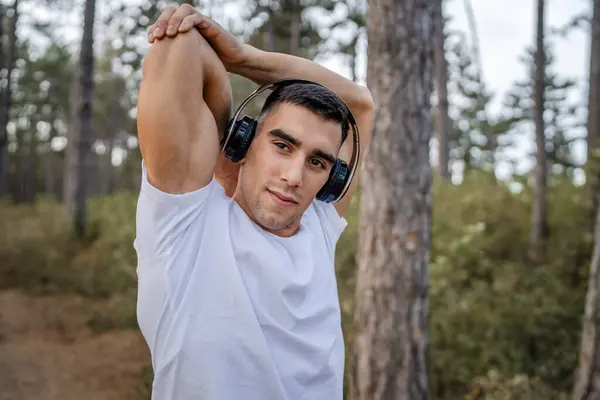 Jeden Muž Mladý Kavkazský Muž Atlet Úsek Lese Přírodě Venkovní — Stock fotografie