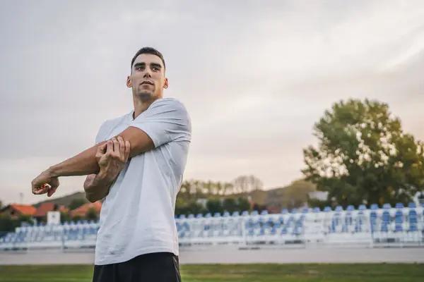 Jeden Muž Mladý Kavkazský Muž Atlet Stretch Venkovní Stadionu Stopy — Stock fotografie