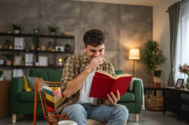 Kafkasyalı genç adam evde eğitim konseptinde kitap okudu.