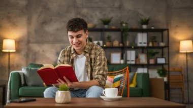 Kafkasyalı genç adam evde eğitim konseptinde kitap okudu.