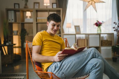 Kafkasyalı genç adam evde eğitim konseptinde kitap okudu.