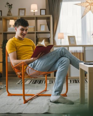 Kafkasyalı genç adam evde eğitim konseptinde kitap okudu.