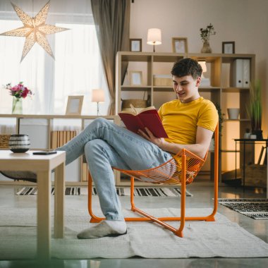 Kafkasyalı genç adam evde eğitim konseptinde kitap okudu.