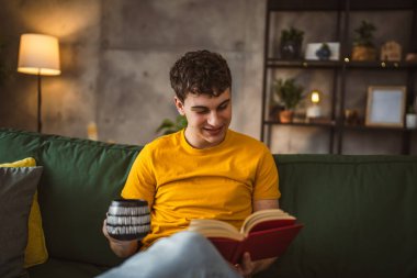 Kafkasyalı genç adam evde eğitim konseptinde kitap okudu.