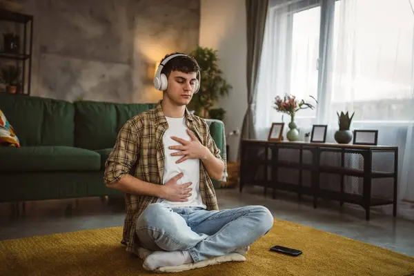 Rehberli Meditasyon Yapan Genç Bir Adam Evde Yoga Yapıyor — Stok fotoğraf