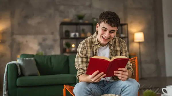 若い男慎重な十代の若者は家庭教育の概念で本の勉強を読む — ストック写真