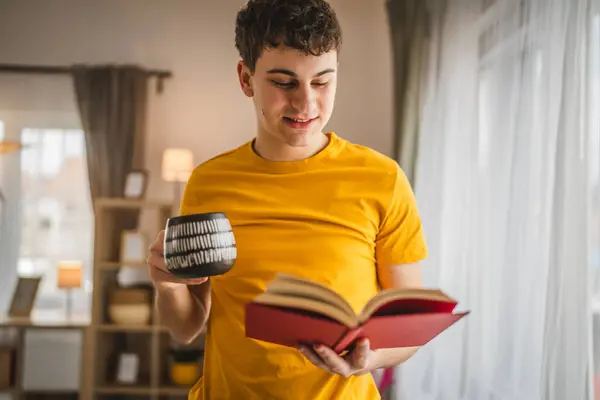 Mladý Muž Kavkazský Teenager Číst Knihu Studie Domácí Vzdělávání Koncept — Stock fotografie