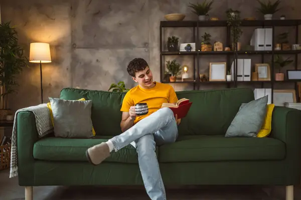Junger Mann Kaukasischer Teenager Liest Buch Studie Hause Bildungskonzept — Stockfoto