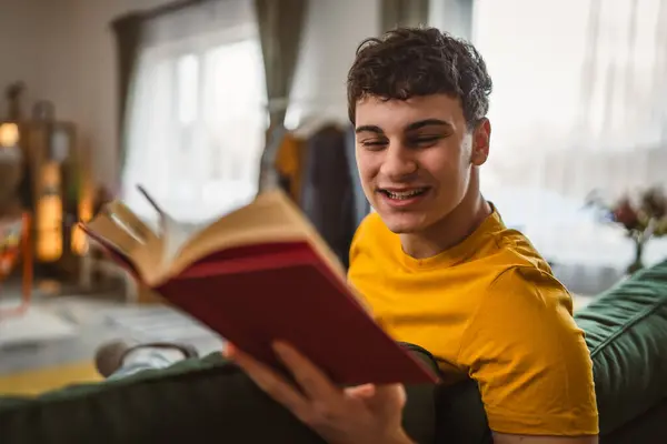 Jovem Branco Adolescente Ler Livro Estudo Casa Conceito Educação — Fotografia de Stock