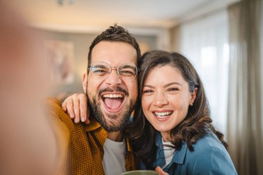 Mutlu çiftin kendi portresi. Karı koca, erkek arkadaş, kız arkadaş, erkek kardeş, kız kardeş, mutlu gülümseme.