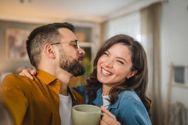 Mutlu çiftin kendi portresi. Karı koca, erkek arkadaş, kız arkadaş, erkek kardeş, kız kardeş, mutlu gülümseme.