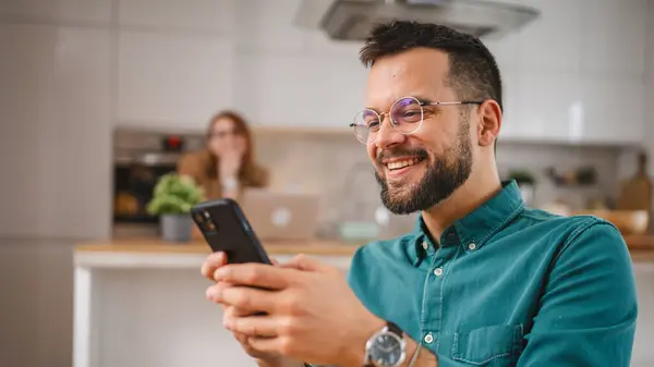 Man Met Bril Staan Thuis Gebruik Mobiele Telefoon Sms — Stockfoto