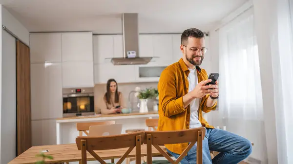 Man Met Bril Staan Thuis Gebruik Mobiele Telefoon Sms — Stockfoto