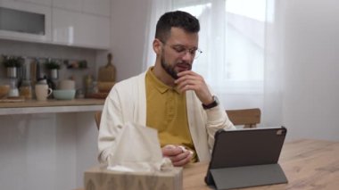 Bir yetişkin ağlar çevrimiçi psikoterapi için dijital tablet kullanır 