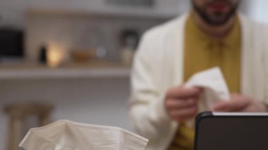 Bir yetişkin ağlar çevrimiçi psikoterapi için dijital tablet kullanır 