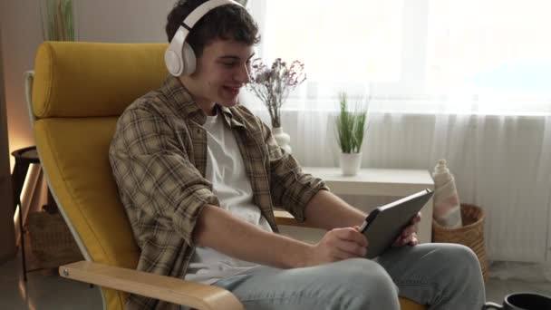 Laki Laki Kaukasia Rumah Menonton Video Film Online Menggunakan Tablet — Stok Video