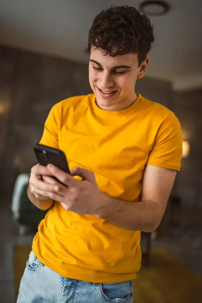 Uomo Caucasico Maschio Adolescente Ragazzo Utilizzare Telefono Cellulare Smartphone Sms — Foto Stock