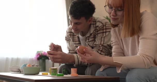 年轻夫妇或兄妹画复活节彩蛋 — 图库视频影像
