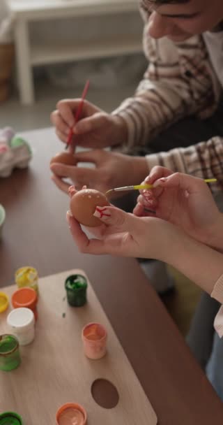 Молодий Чоловік Жінка Пара Або Брат Сестра Фарбують Великодні Яйця — стокове відео