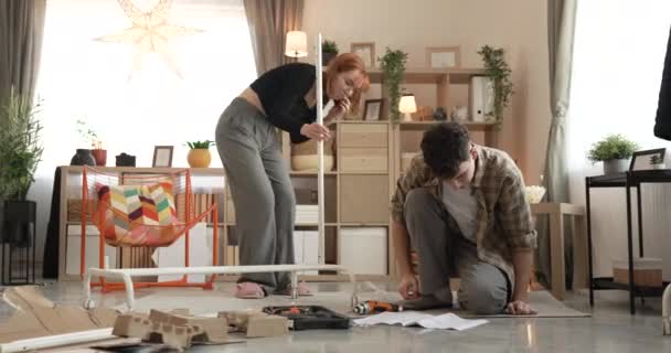 男男女女夫妇或姐妹俩把组装好的家具与Diy家庭装修概念一起安装 — 图库视频影像