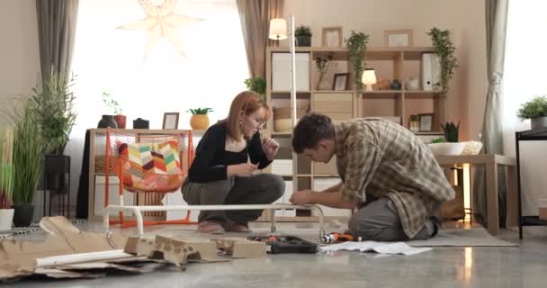 男男女女夫妇或姐妹俩把组装好的家具与Diy家庭装修概念一起安装 — 图库视频影像