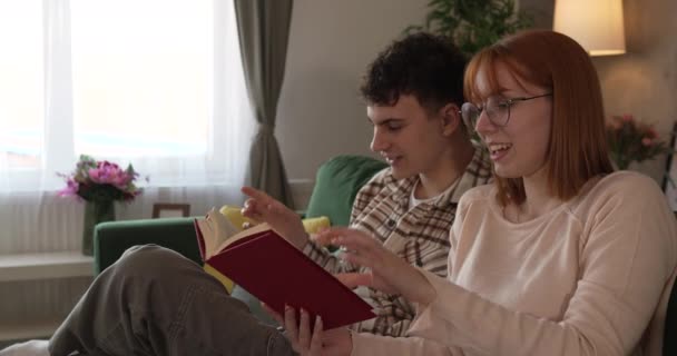 Чоловік Жінка Кавказька Доросла Пара Читають Книги Вдома Дивані — стокове відео